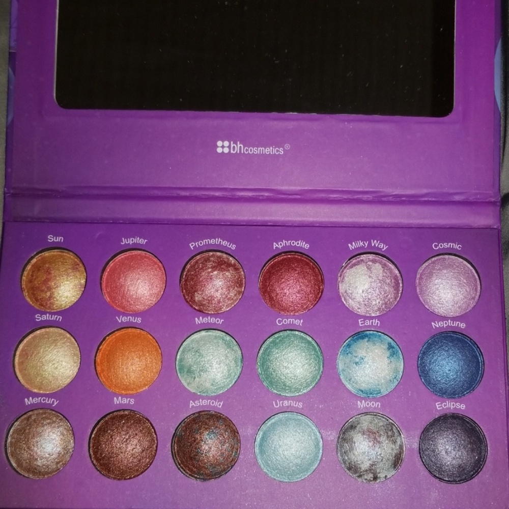 BH Cosmetics Galaxy Chic 18 Color Baked Eyeshadow Palette (broken shade Eclipse)